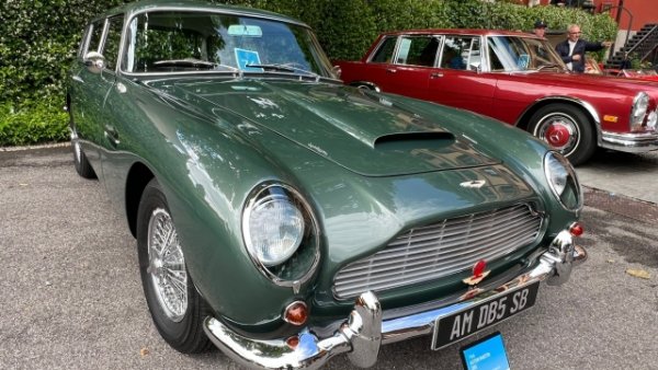 Странната, но завладяваща идея за трансформиране на DB5 в shooting brake идва от великия бос сър Дейвид Браун през 1965 г.одина. Той наистина не иска да се откаже от шофирането на своя Aston, дори когато ставаше въпрос за лов, придружен от вярното му куче . Всичко започна от тук. Усъвършенстваната структура, създадена от Touring Superleggera, е напълно модифицирана от предното стъкло до задната част на покрива, като леко губи твърдост, но придобива обем отзад. 

Механиката обаче остава непроменена, започвайки с 4000-кубиков, редови 6-цилиндров двигател. Има само 12 броя Shooting Brake , произведени от Aston Martin, като едва два са с ляв волан.

Този екземпляр в типичното зелено е доставен нов в Съединените щати и остава там до 1988 г. След това е продаден в Швейцария и впоследствие е подложен на пълна реставрация от Aston Martin Works Service в Нюпорт Пагнел между 1992 и 1994 г.